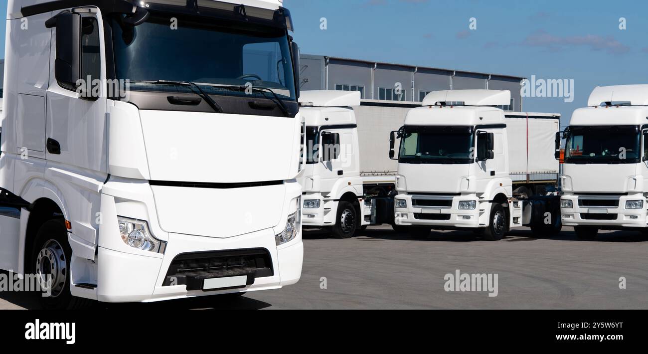 Lkw-Flotte im Logistikzentrum. Stockfoto