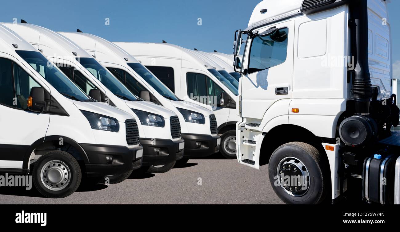 Lkw-Flotte im Logistikzentrum. Stockfoto