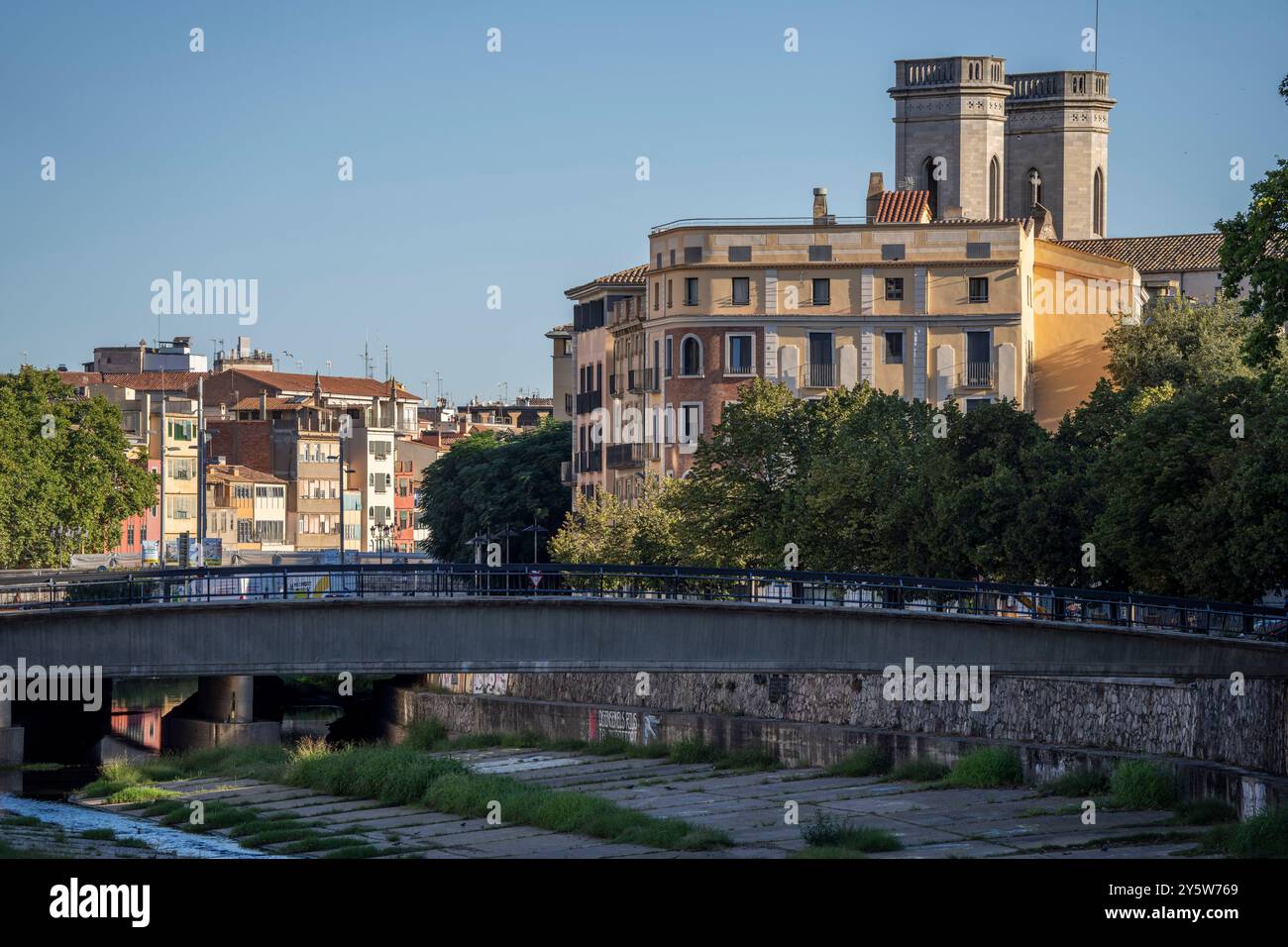 Häuser des Flusses Onyar (Cases de l'Onyar), Häuser, die zum architektonischen Erbe von Katalonien erklärt wurden, Girona, Katalonien, Spanien Stockfoto