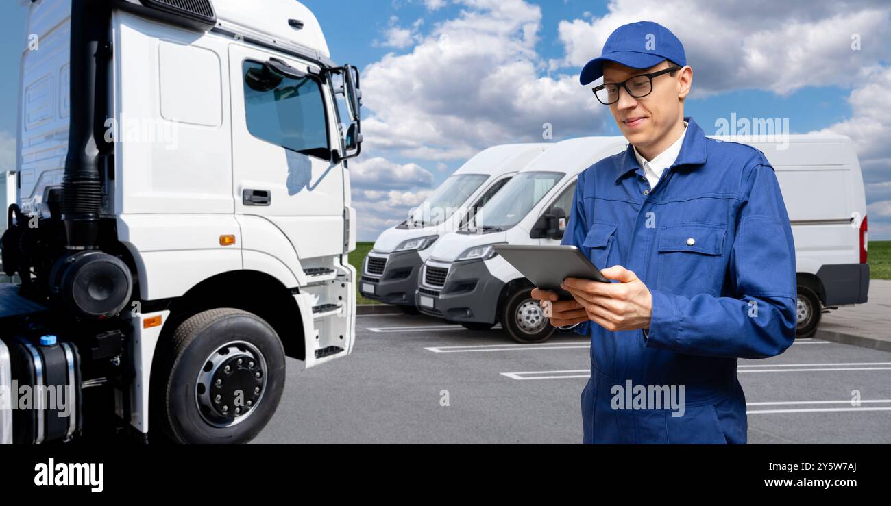 Fuhrparkmanager mit digitalem Tablet auf einem Hintergrund von Lkws Stockfoto
