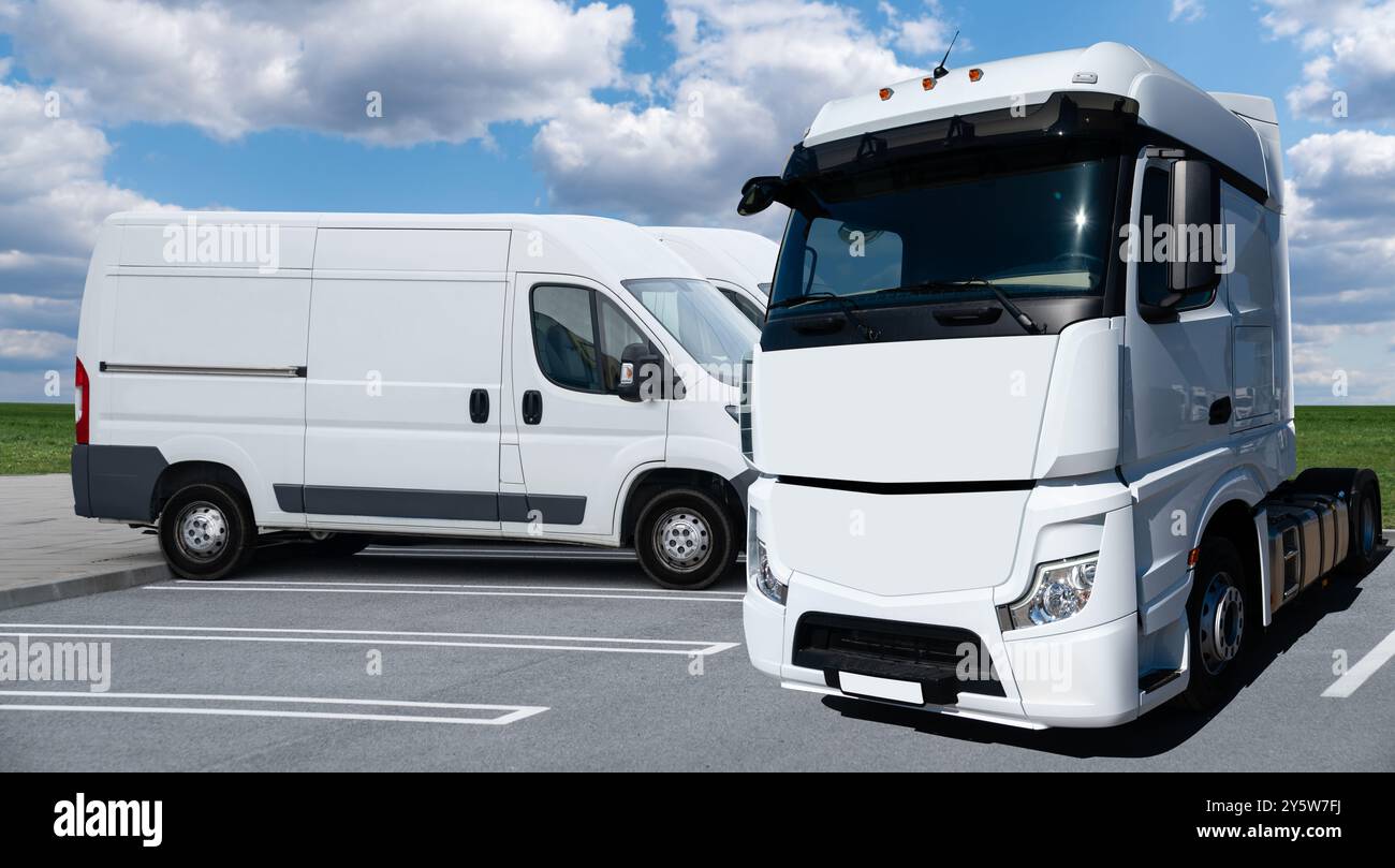 Sattelzüge und Lieferwagen werden in Reihen geparkt. Kommerzielle Flotte... Stockfoto