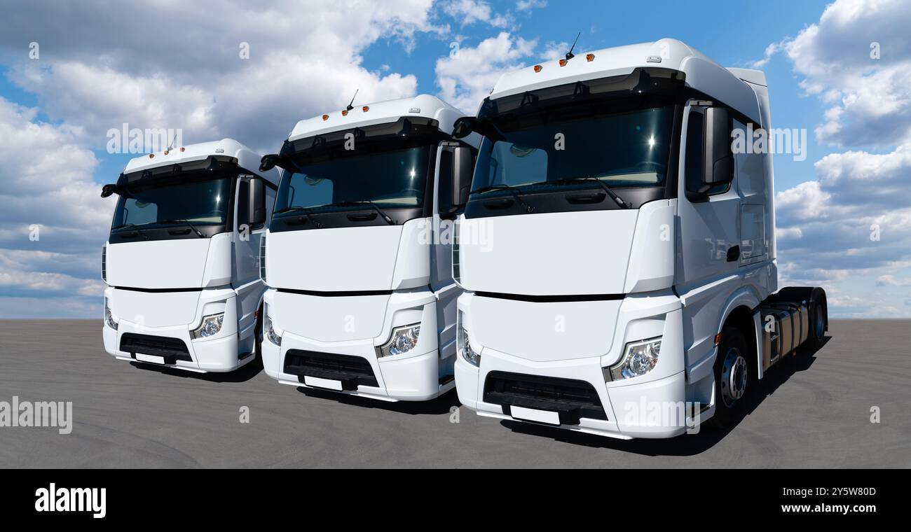 Flotte weißer Sattelzüge in Folge. Stockfoto
