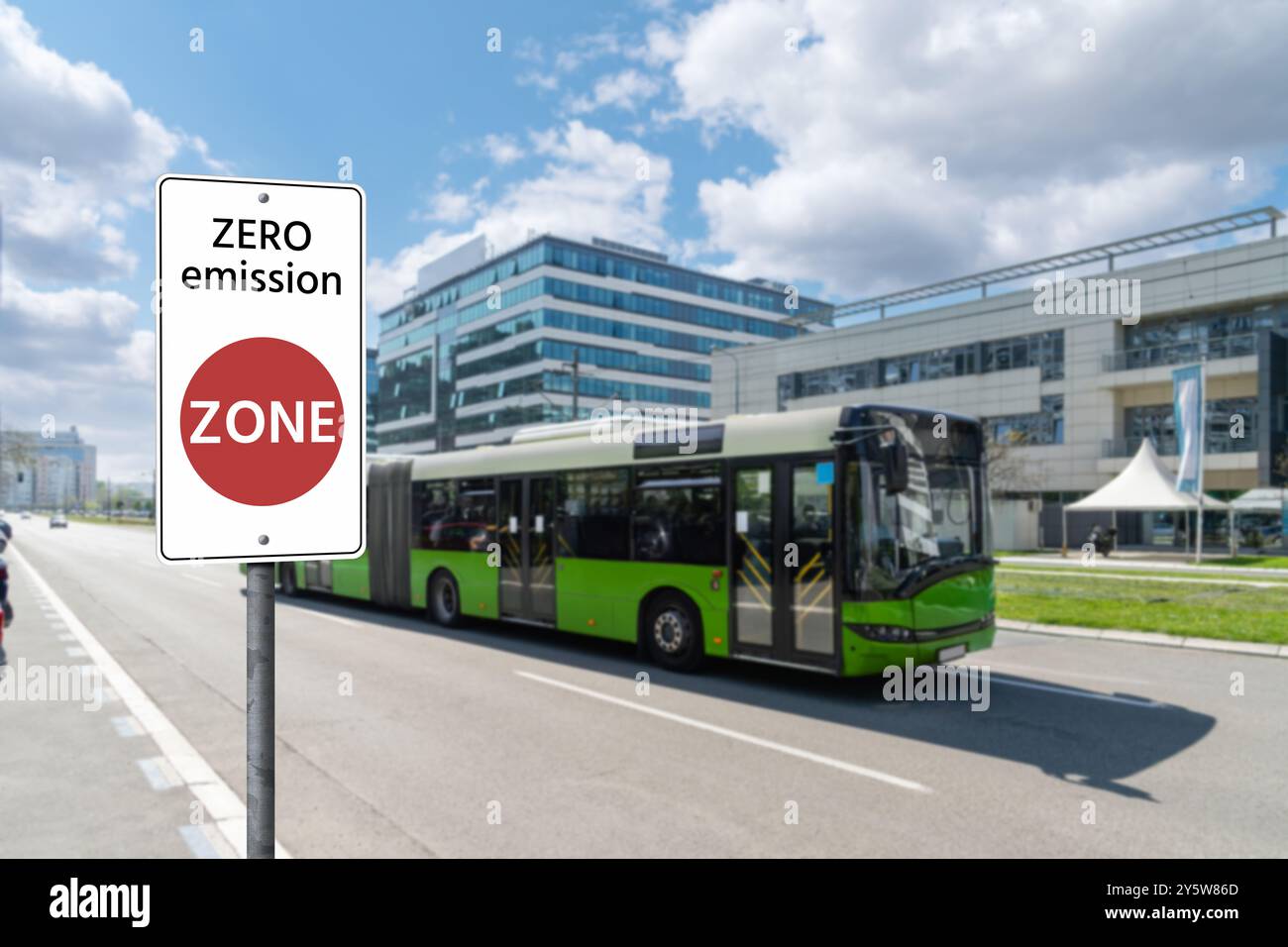 Moderner Bus auf der Stadtstraße. Stockfoto