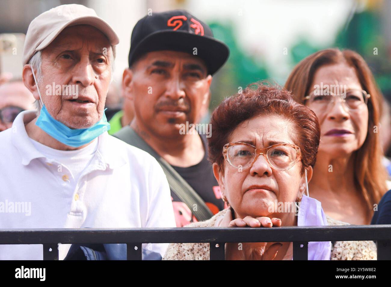 2024 während des Maraton de Mariachis de la Ciudad de Mexico auf dem Hauptplatz von Zocalo sind Personen zu sehen, deren Ziel die Förderung und Verbreitung dieser regionalen Musik ist, die von der UNESCO-Organisation der Vereinten Nationen für Bildung, Wissenschaft und Kultur im Jahr 2011 als immaterielles Erbe der Menschheit anerkannt wurde. Am 21. September 2024 in Mexiko-Stadt. Mexico City CDMX Mexico Copyright: XCarlosxSantiagox Stockfoto