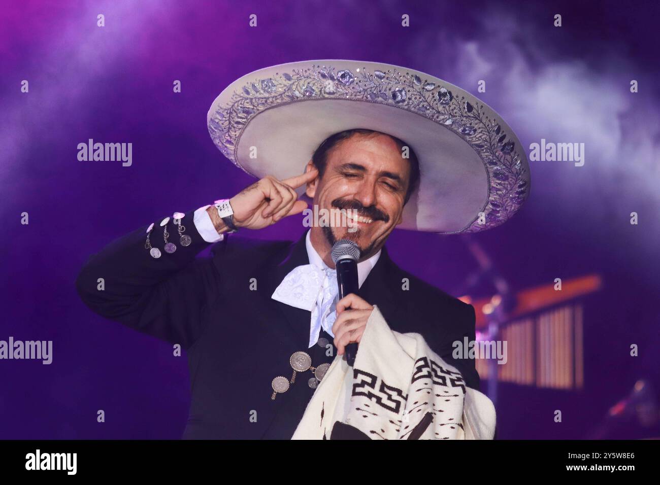 2024 das Mariachi Maraton Music Festival Rafael Jorge Negrete tritt während des Maraton de Mariachis de la Ciudad de Mexico auf dem Hauptplatz von Zocalo auf, dessen Ziel die Förderung und Verbreitung dieser regionalen Musik ist, die von der UNESCO-Organisation der Vereinten Nationen für Bildung, Wissenschaft und Kultur 2011 als immaterielles Erbe der Menschheit anerkannt wurde. Am 21. September 2024 in Mexiko-Stadt. Mexico City CDMX Mexico Copyright: XCarlosxSantiagox Stockfoto