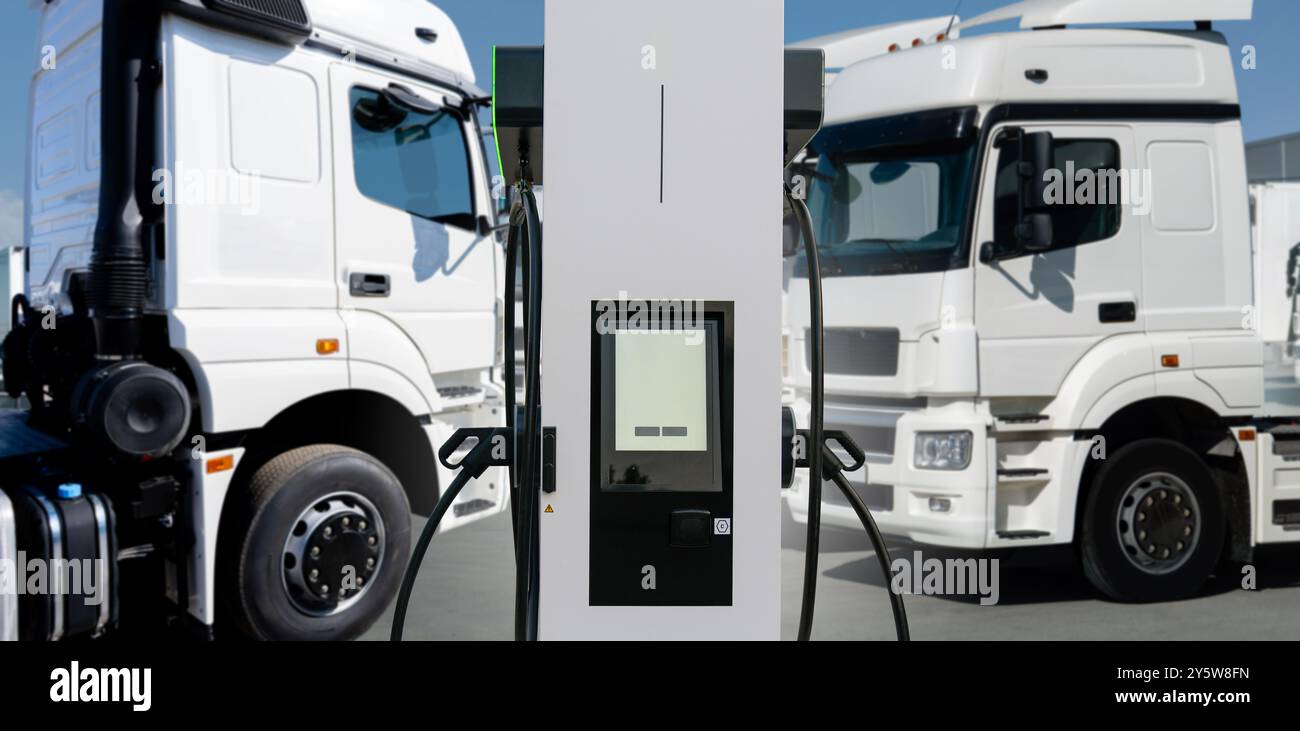 Lkw-Flotte im Logistikzentrum. Stockfoto