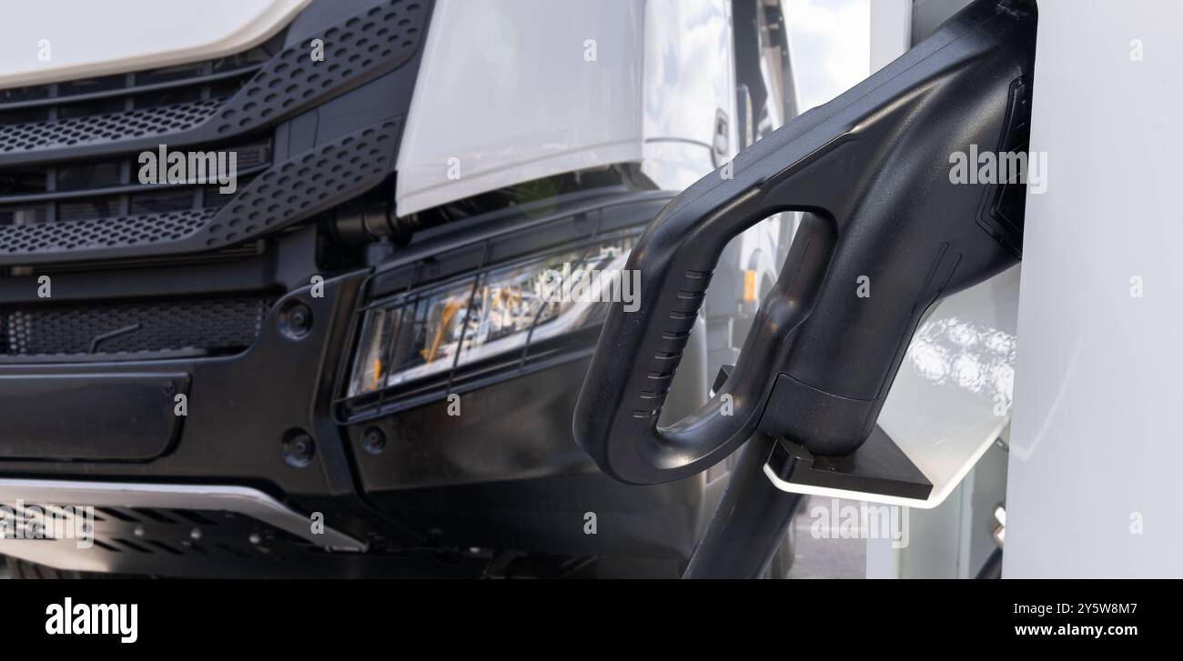 Ladestation für Elektrofahrzeuge auf einem Hintergrund eines Lkws. Konzept... Stockfoto