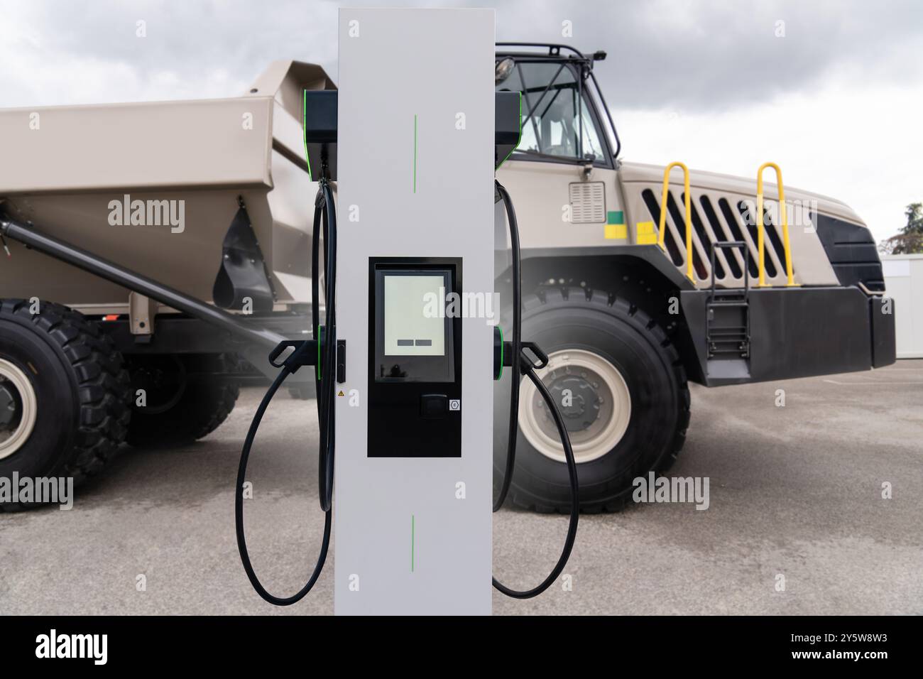 Ladestation für Elektrofahrzeuge auf einem Hintergrund eines Lkws. Konzept... Stockfoto