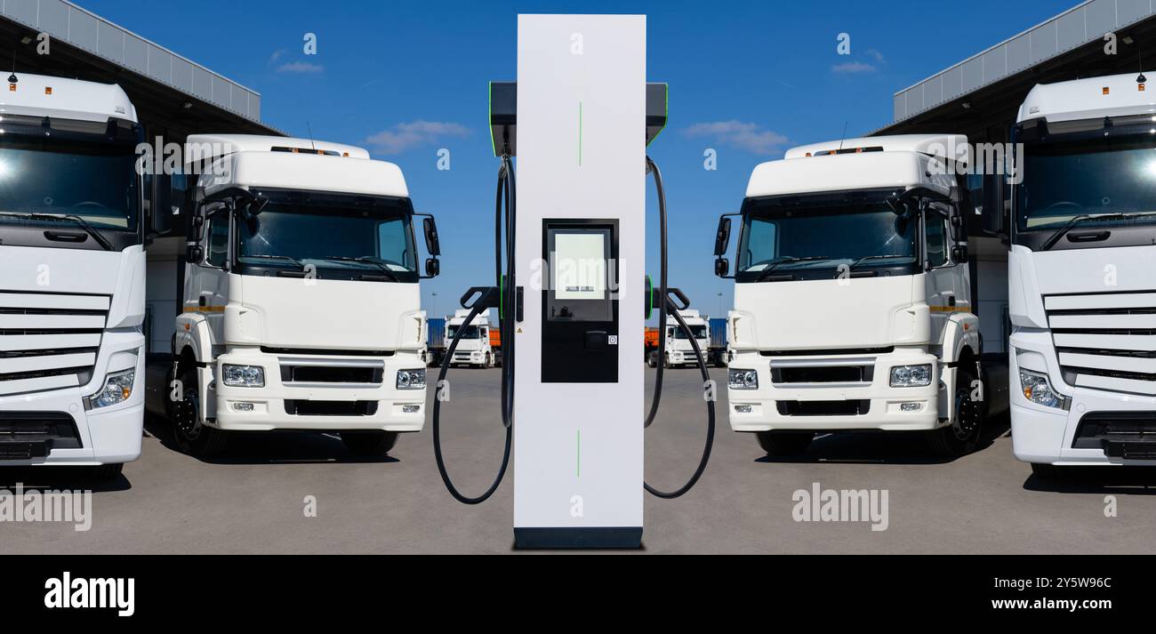 Lkw-Flotte im Logistikzentrum. Stockfoto