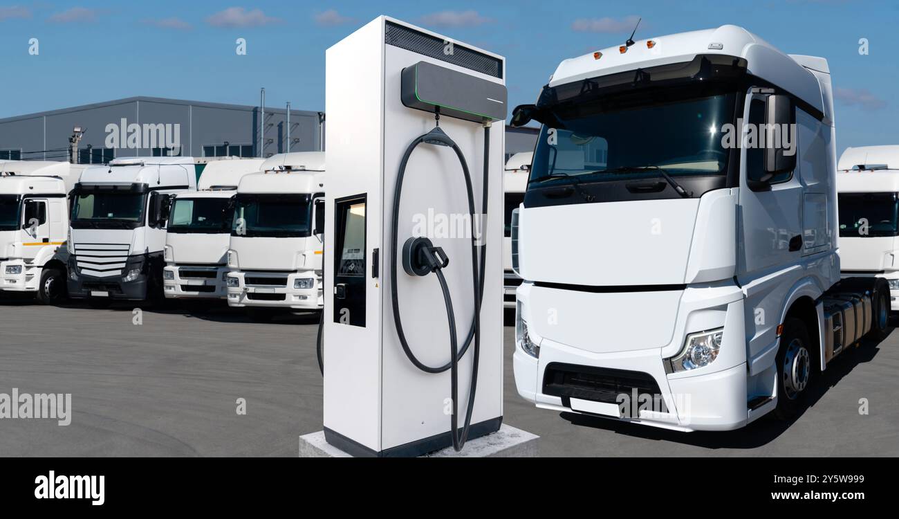 Ladestation für Elektrofahrzeuge auf einem Hintergrund eines Lkws. Konzept... Stockfoto