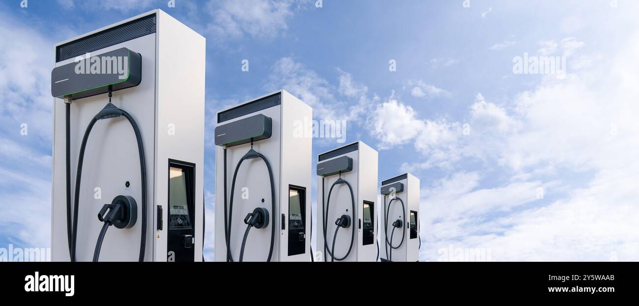 Reihe von Ladestationen für Elektrofahrzeuge auf dem Hintergrund des blauen Himmels. Stockfoto