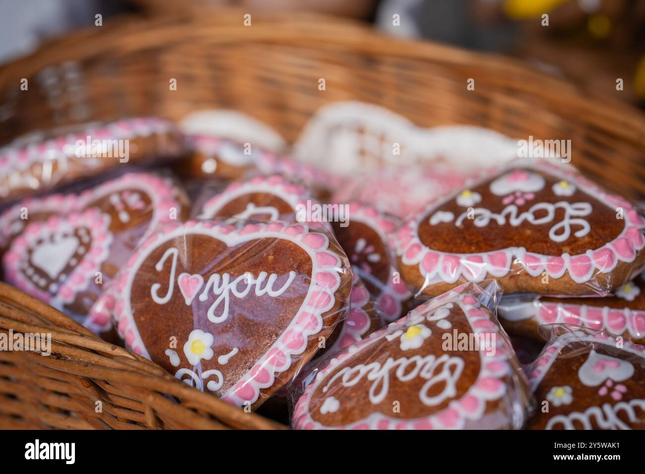 Traditionelles tschechisches süßes Dessert Lebkuchen im Lebkuchenladen in Prag. Lebkuchenherzen mit Inschrift ich liebe dich im Korb. Stockfoto