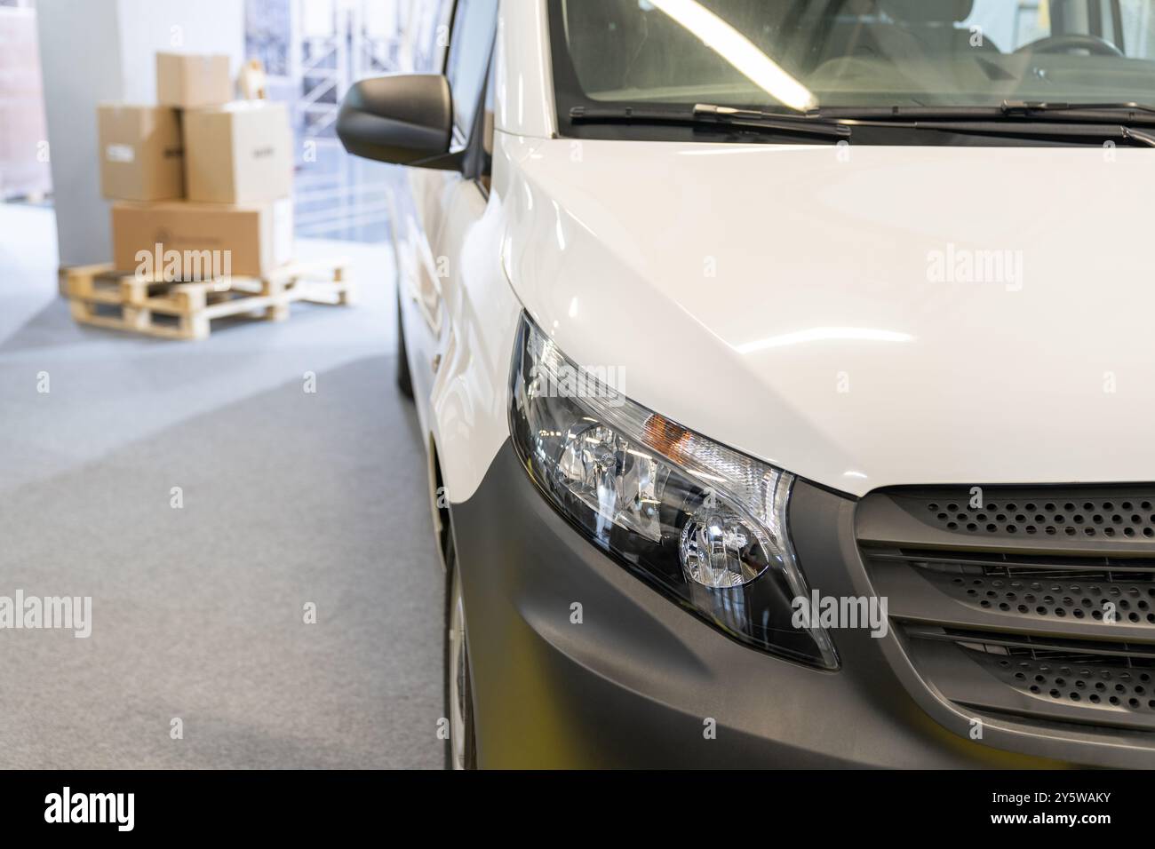 Weißer Lieferwagen aus nächster Nähe. Stockfoto