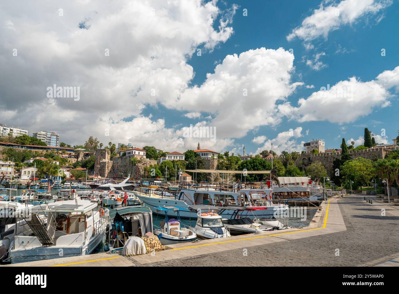 Blick auf die Altstadt von Antalya Marina und Ausflugsboote in Kaleici Stockfoto