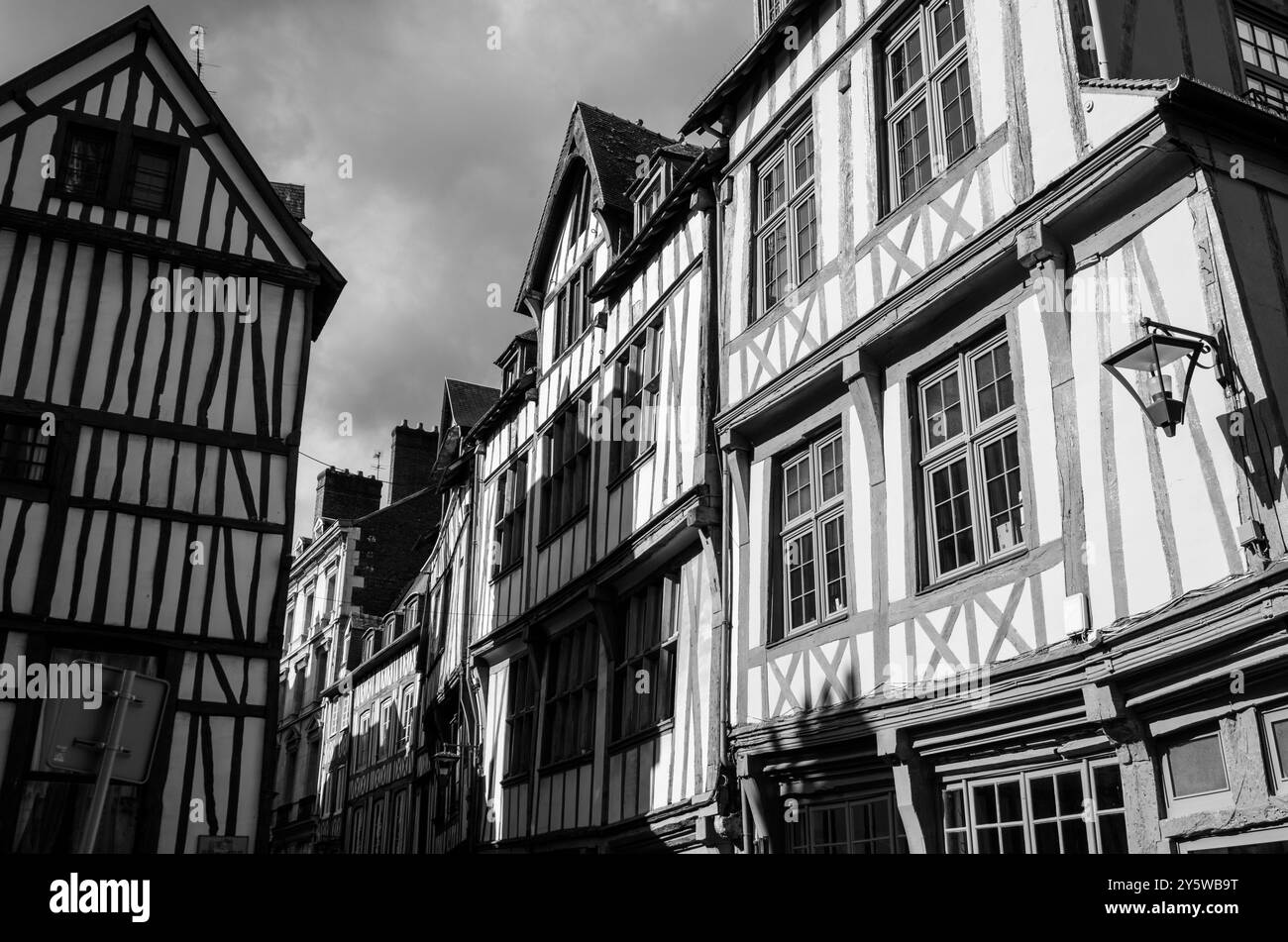 Gut erhaltene, mittelalterliche Fachwerkhäuser im Stadtzentrum von Rouen, Normandie, Nordfrankreich. In Schwarzweiß fotografiert. Stockfoto