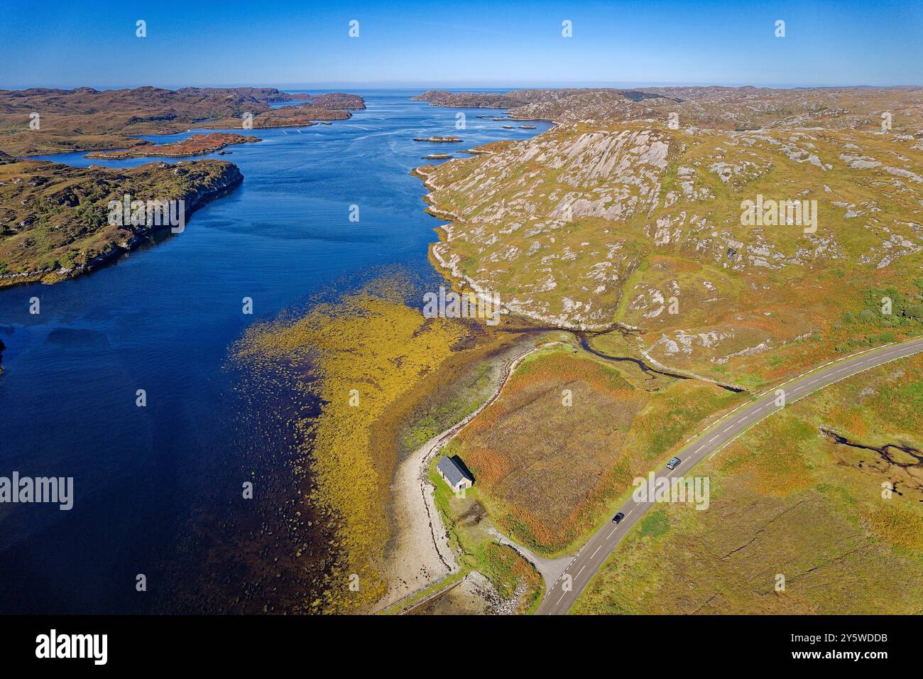 Loch Laxford ist ein großes Meeresloch an der Westküste von Sutherland Scotland und der A838 Road im Spätsommer Stockfoto