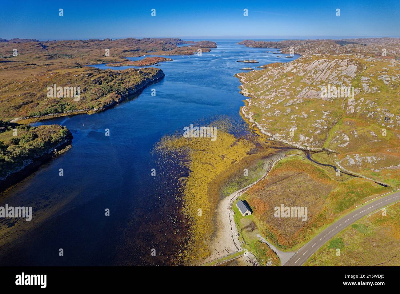 Loch Laxford ist ein großes Meeresloch an der Westküste von Sutherland Scotland im Spätsommer Stockfoto