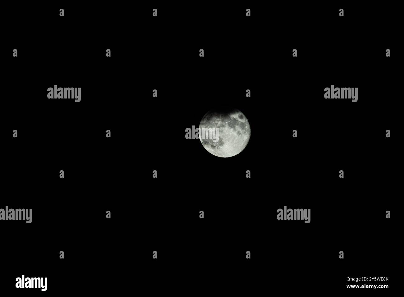 Vollmond mit Wolke, Schwarzweiß, horizontales Format, 2023 Stockfoto