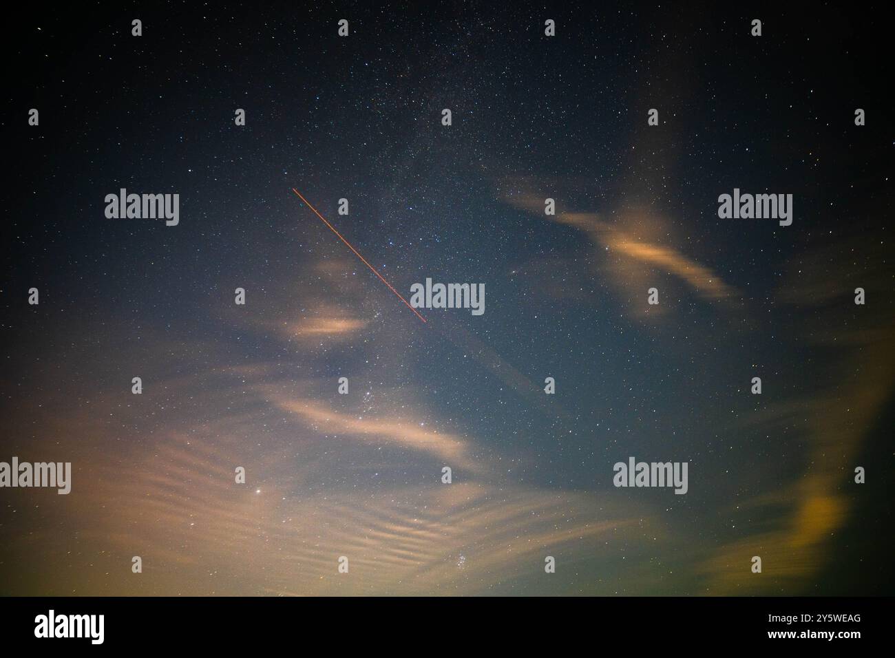 Wolken, schlichte Wege und Sterne in der Nacht Stockfoto