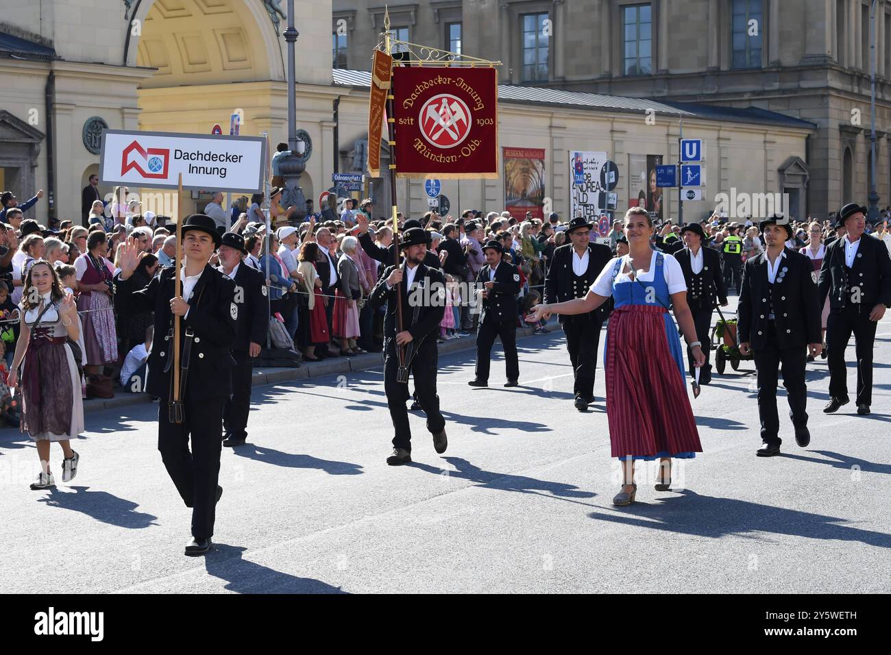 Oktoberfest - Münchner Zünfte - Dachdecker Innung - beim Trachten- und Schützenzug anläßlich des 189. Oktoberfestes am 22.09.2024 in München, Deutschland, Oberbayern München Odeonsplatz & Theresienwiese Oberbayern Deutschland *** Oktoberfest München DachdeckerZunft in Trachten und Schützenzug anlässlich des Oktoberfestes 189 am 22 09 2024 in München, Deutschland, Oberbayern München Odeonsplatz Theresienwiese Oberbayern Deutschland Stockfoto