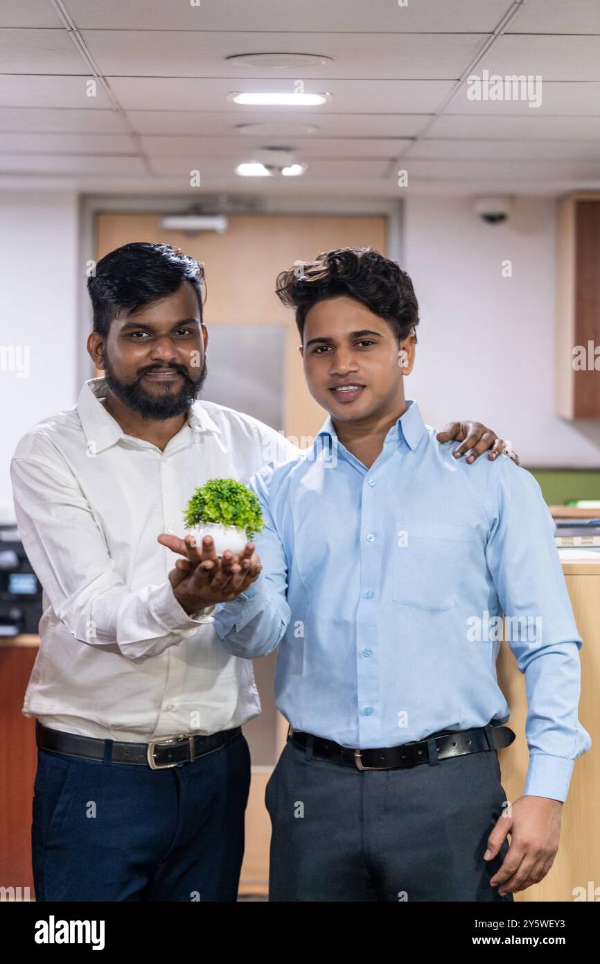 Indische Startup-Gründer Anfang der 30er Jahre planen aktiv ein umweltfreundliches Unternehmen in einer modernen Büroumgebung und diskutieren grüne Initiativen Stockfoto