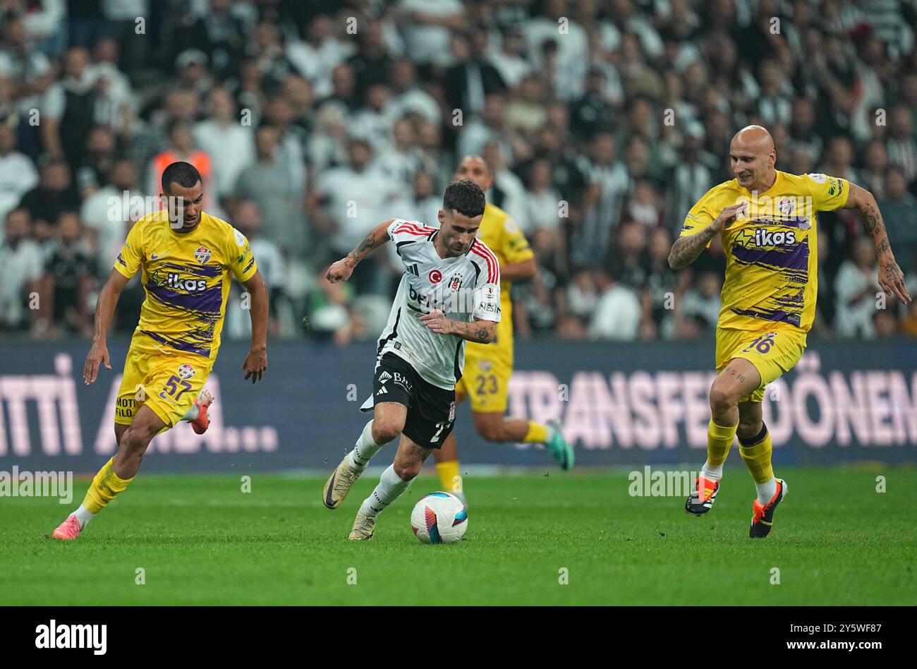 22. September 2024: Rafa von Besiktas kontrolliert den Ball während eines Spiels der Türkei Süper Ligue, BeÅŸiktaÅŸ J. K gegen Eyüpspor, im Besiktas-Stadion, Istanbul, Türkei. Ulrik Pedersen/CSM (Bild: © Ulrik Pedersen/Cal Sport Media) Stockfoto