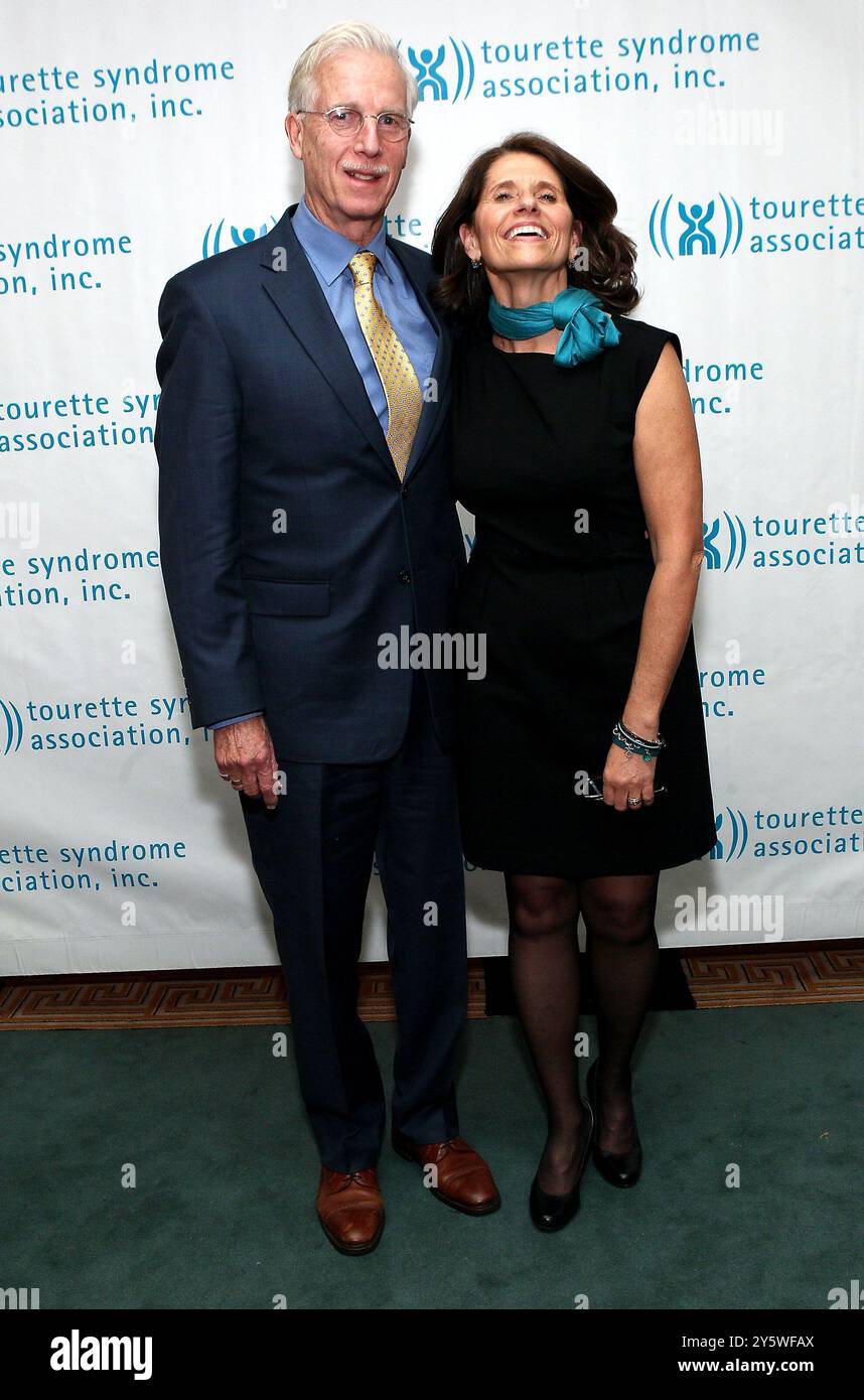 New York, NY, USA. November 2014. Michael Simpson, TSA-Präsidentin, Annetta Hewko bei der National Tourette Syndrome Gala 2014 im Grand Ballroom im Pierre Hotel. Quelle: Steve Mack/Alamy Stockfoto