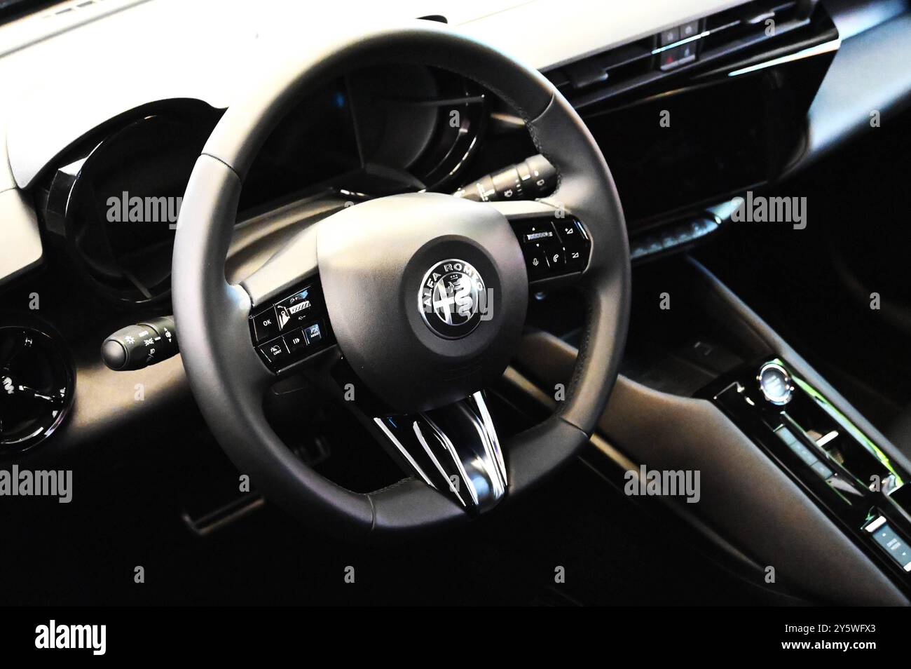 Alfa Romeo ist ein italienischer Automobilhersteller mit Sitz in Turin. Seit der Fusion im Jahre 2021 von FCA und PSA zu Stellantis ist Alfa Romeo eine Marke des neuen Konzerns. Die Fahrzeuge sind sportlich orientiert und im gehobenen Marktsegment angesiedelt. AR Lenkrad, Cockpit und Armaturenbrett *** Alfa Romeo ist ein italienischer Automobilhersteller mit Sitz in Turin seit der Fusion von FCA und PSA im Jahr 2021 zu Stellantis gehört Alfa Romeo zu den Marken der neuen Gruppe. Die Fahrzeuge sind sportlich und im oberen Marktsegment AR Lenkrad, Cockpit und Armaturenbrett positioniert Stockfoto