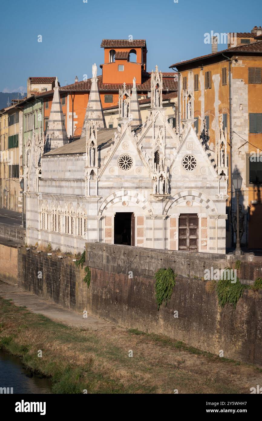 Santa Maria della Spina kleines historisches Wahrzeichen religiöse Baukirche in der italienischen Stadt Pisa. Aufwendig dekorierte gotische Architektur Italien Stockfoto