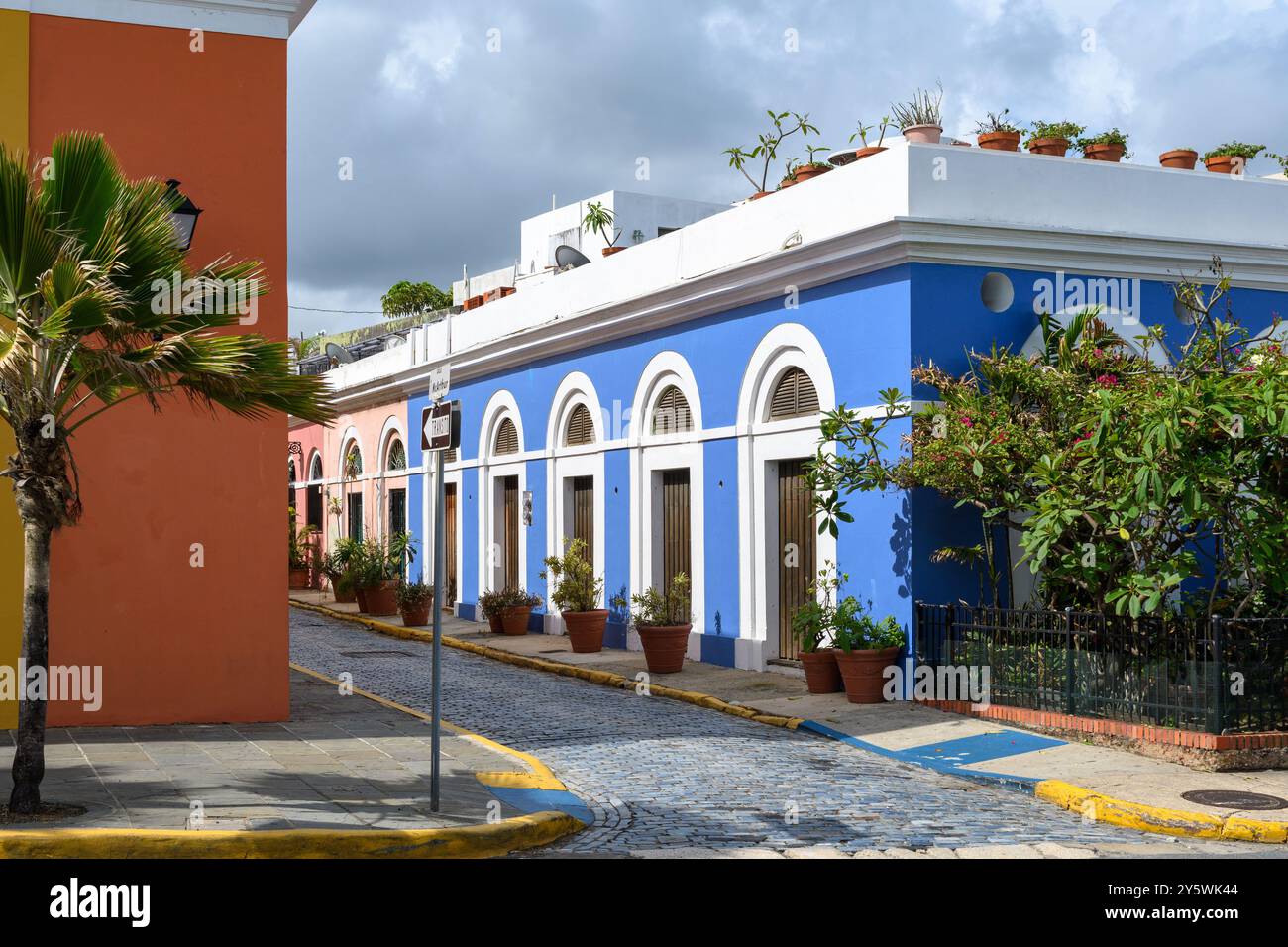 San Juan, Puerto Rico - 20. April 2017: Eine malerische kopfsteingepflasterte Straße, gesäumt von farbenfrohen Kolonialgebäuden. Stockfoto