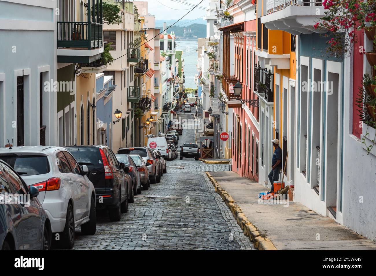 San Juan, Puerto Rico - 20. April 2017: Eine malerische kopfsteingepflasterte Straße mit farbenfrohen Gebäuden. Stockfoto