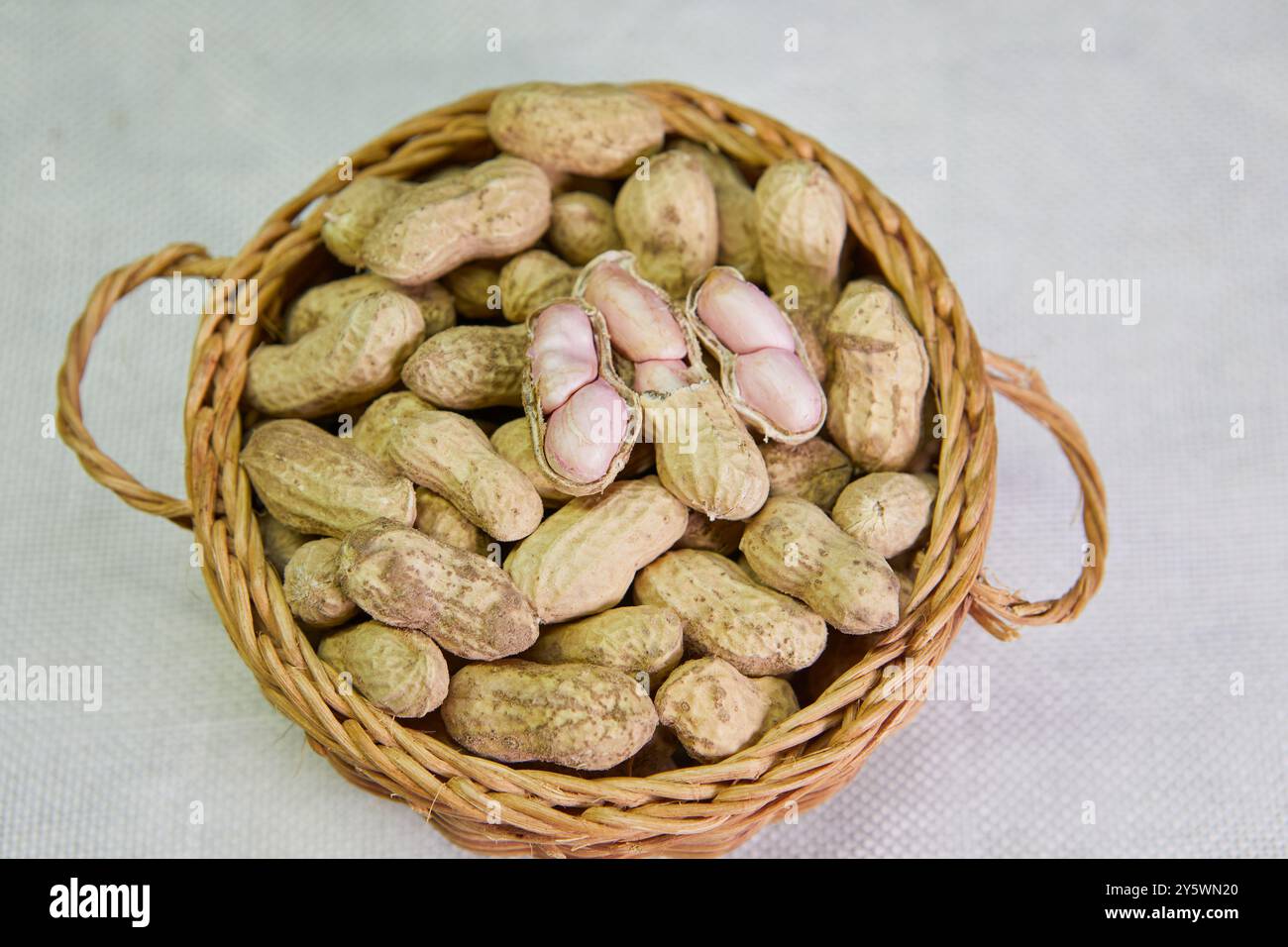 Nahaufnahme von Erdnüssen im Korb Stockfoto