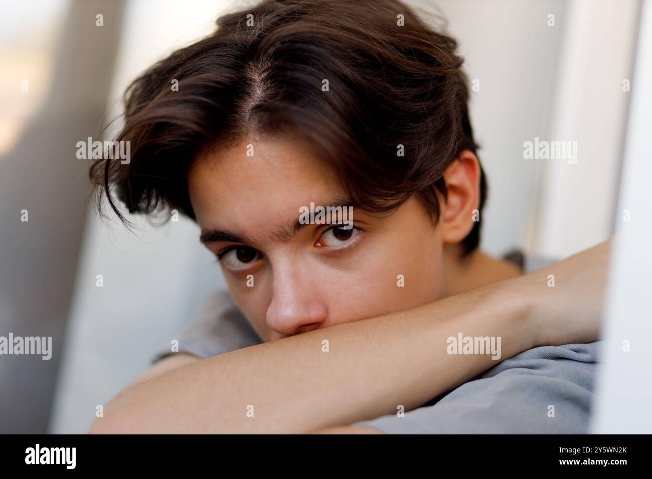 Porträt des kontemplativen Jugendlichen Stockfoto