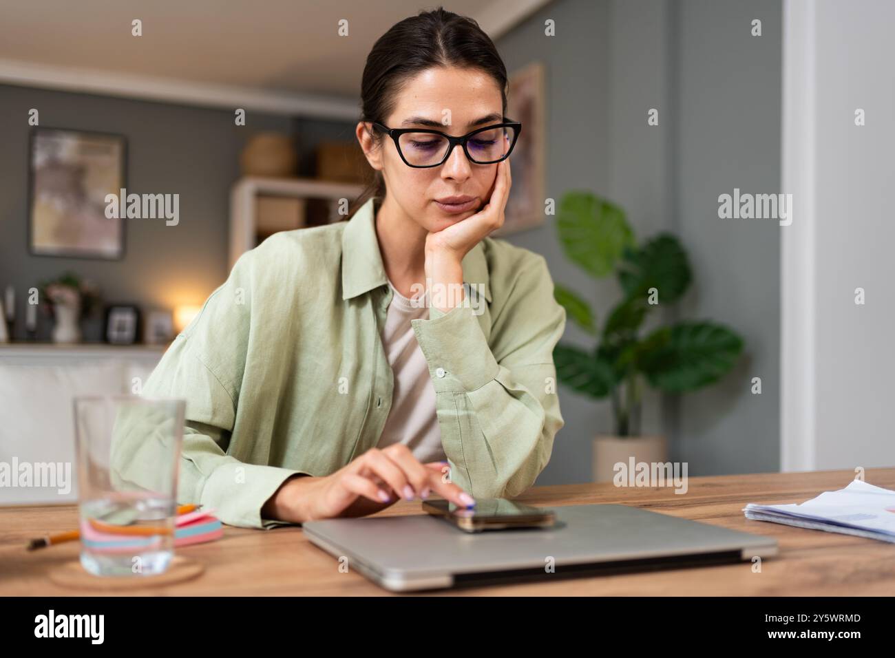 Ernsthafter, durchdachter Mitarbeiter sitzt am Tisch mit Laptop im Home Office, denkt über Geschäftsprobleme, Projekt, zukünftige Karrierevision nach, hat Zweifel Stockfoto