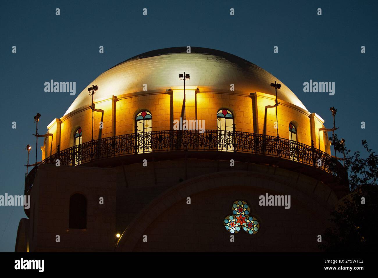 Außenansicht in der Dämmerung der Hurva-Synagoge und ihrer großen weißen Kuppel, die im jüdischen Viertel der Altstadt von Jerusalem wiederaufgebaut wurde. Stockfoto