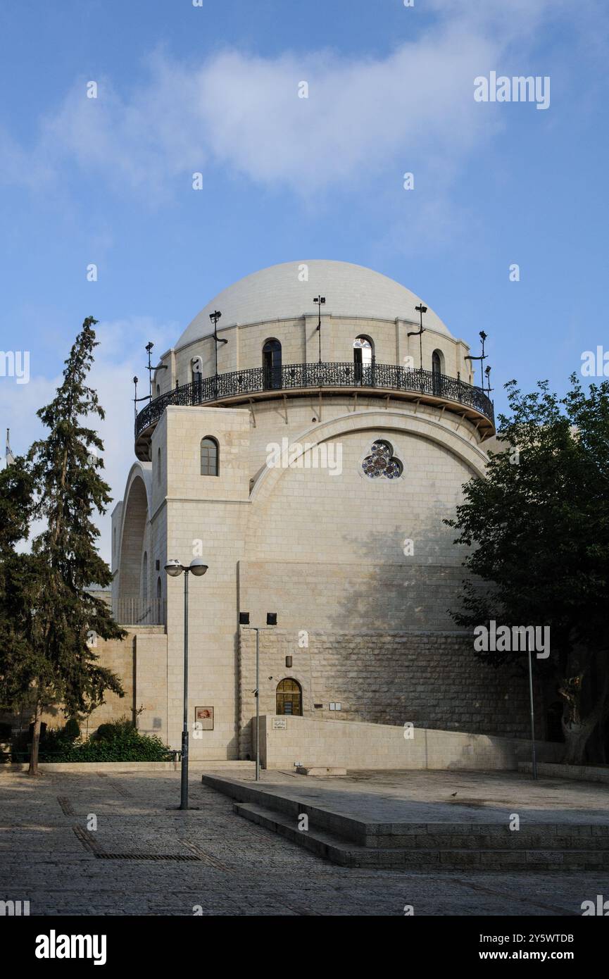 Außenansicht der Hurva-Synagoge und ihrer großen weißen Kuppel, die im jüdischen Viertel der Altstadt von Jerusalem wiederaufgebaut wurde. Die Bauarbeiten waren Stockfoto