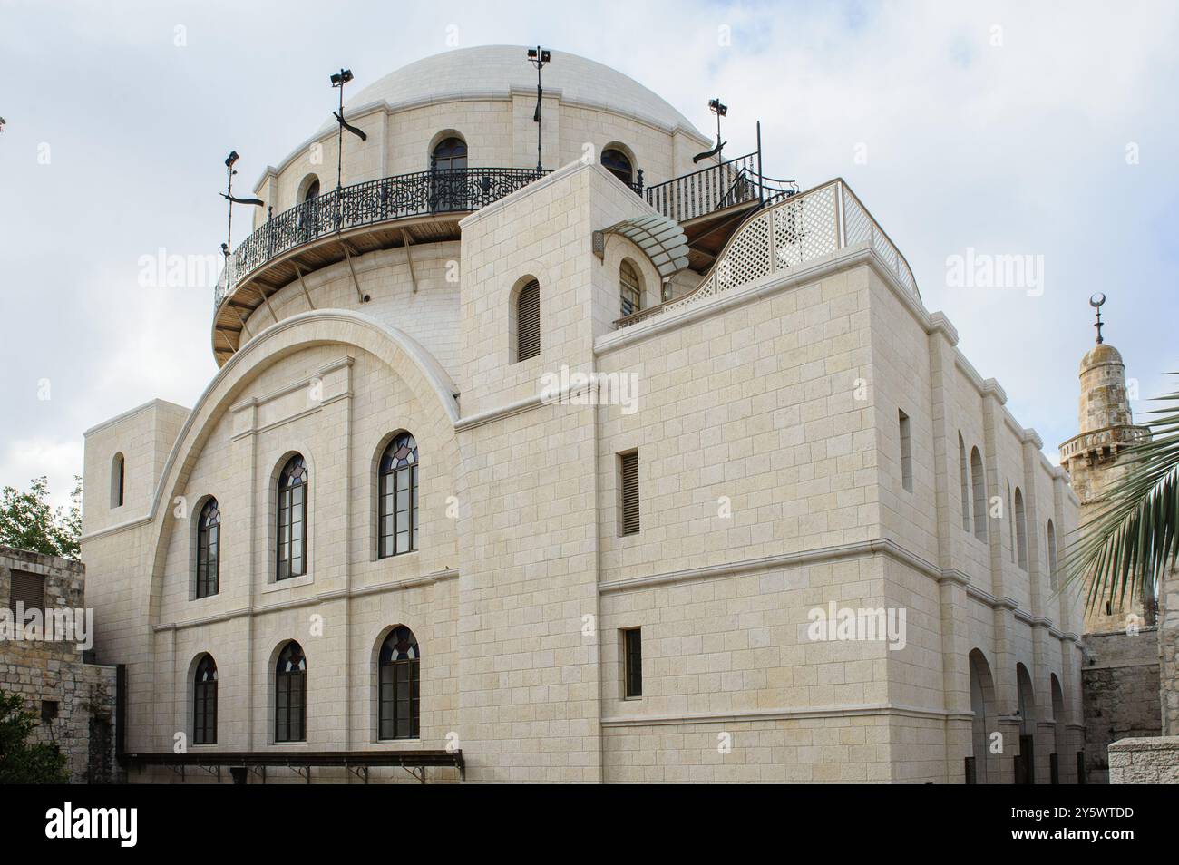 Außenansicht der Hurva-Synagoge und ihrer großen weißen Kuppel, die im jüdischen Viertel der Altstadt von Jerusalem wiederaufgebaut wurde. Die Bauarbeiten waren Stockfoto