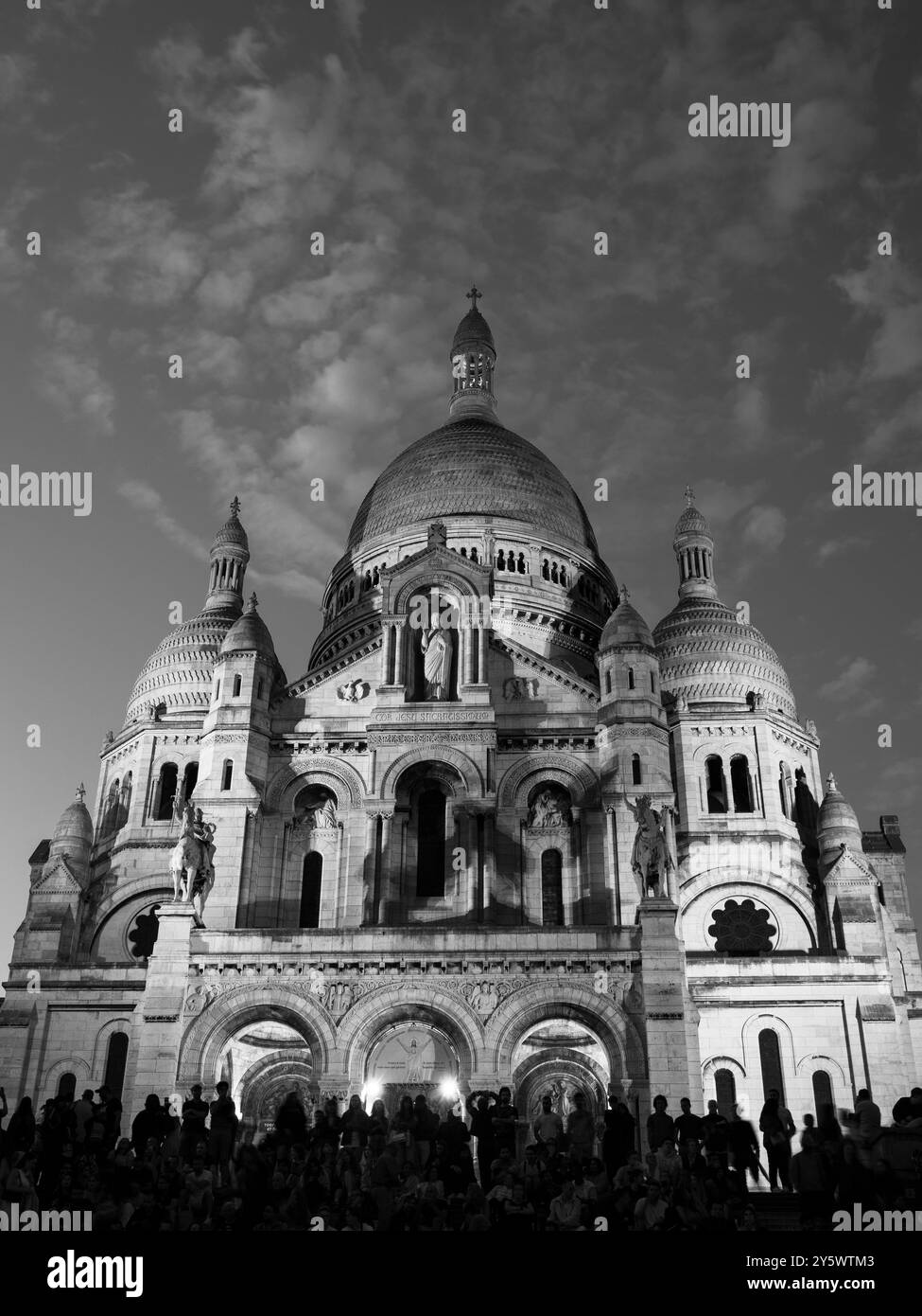 Schwarz und weiß, Menschenmassen bei Sonnenuntergang, Basilique du Sacré-Cœur de Montmartre, Montmartre, Paris, Frankreich, Europa, EU. Stockfoto