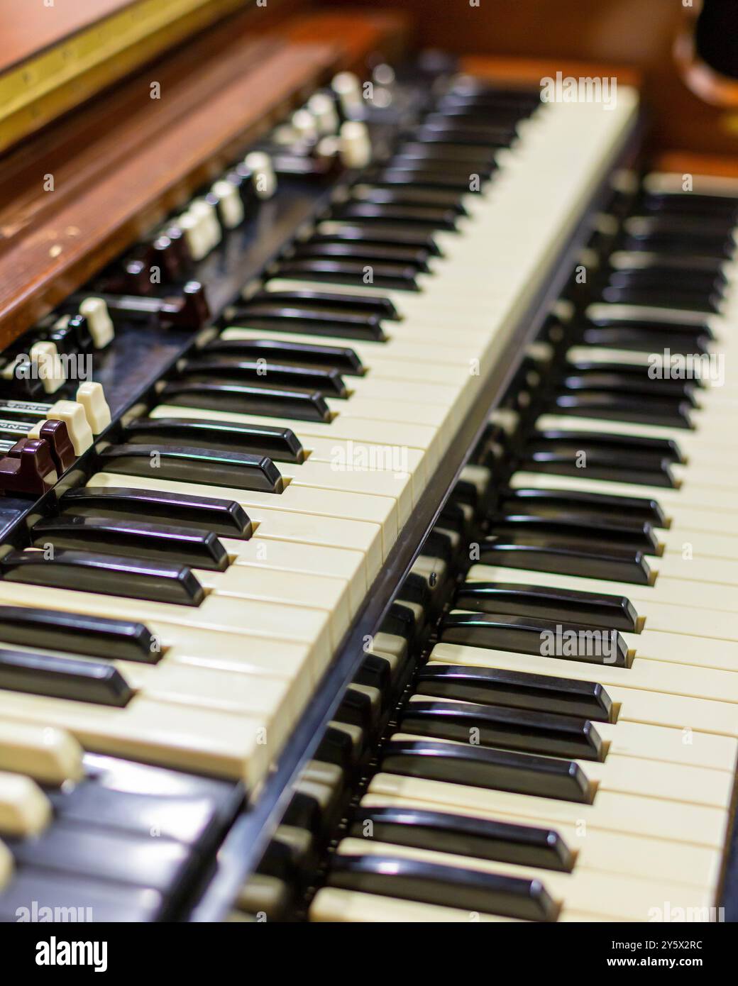 Nahansicht der Klaviertasten mit Details und Tiefe der Tastatur. Stockfoto
