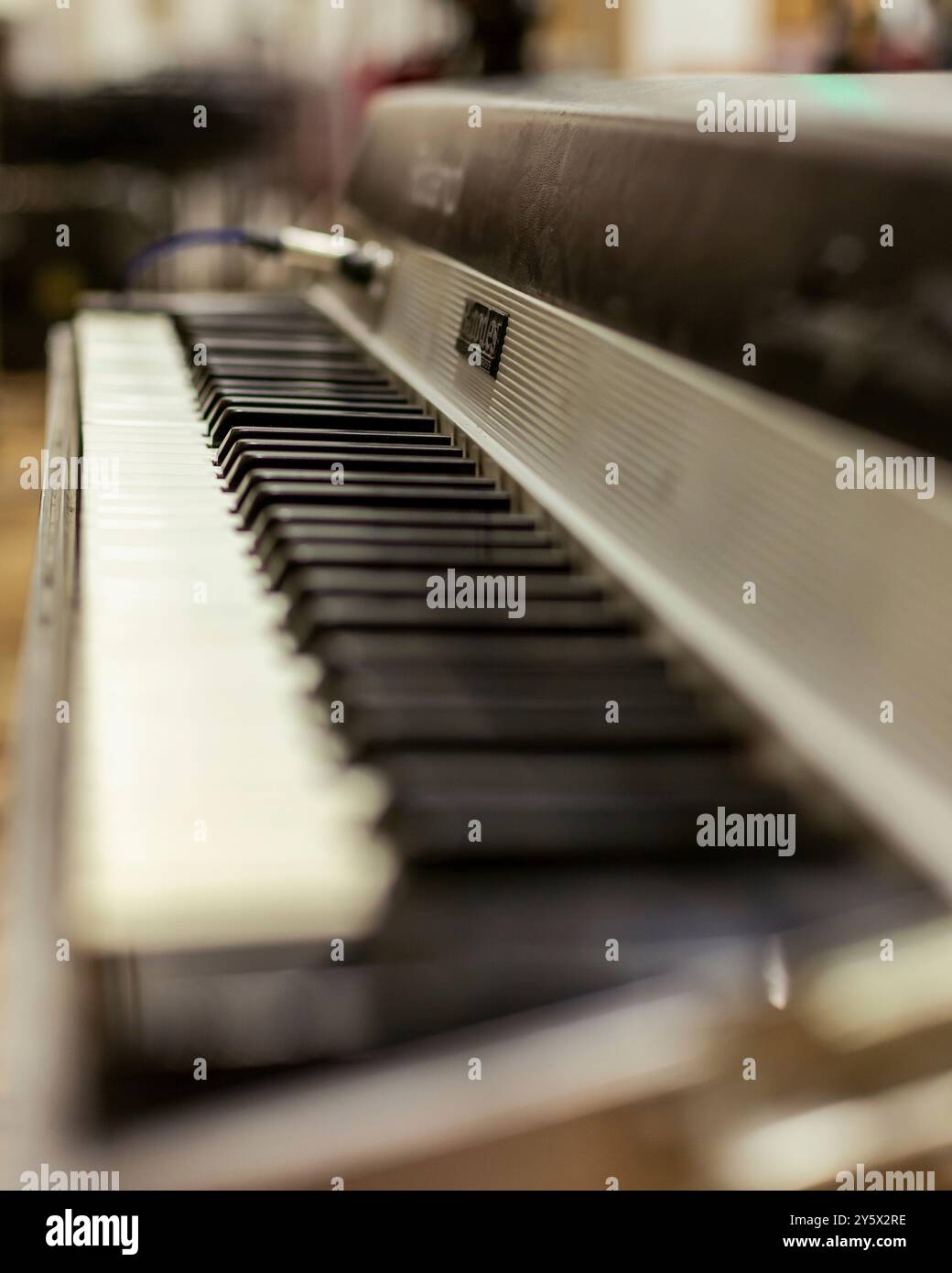 Nahaufnahme einer elektronischen Tastatur mit geringer Schärfentiefe, fokussiert auf die Tasten. Stockfoto