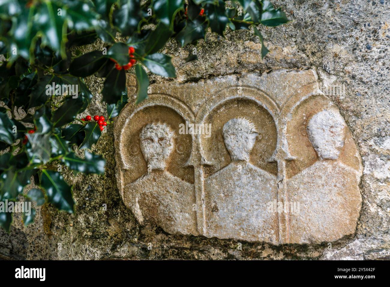 Römische Cinerary Stele, Kirche Sant Pere ad Vincula, Bausen, Aran-Tal, Pyrenäen-Gebirge, Spanien, Europa Stockfoto