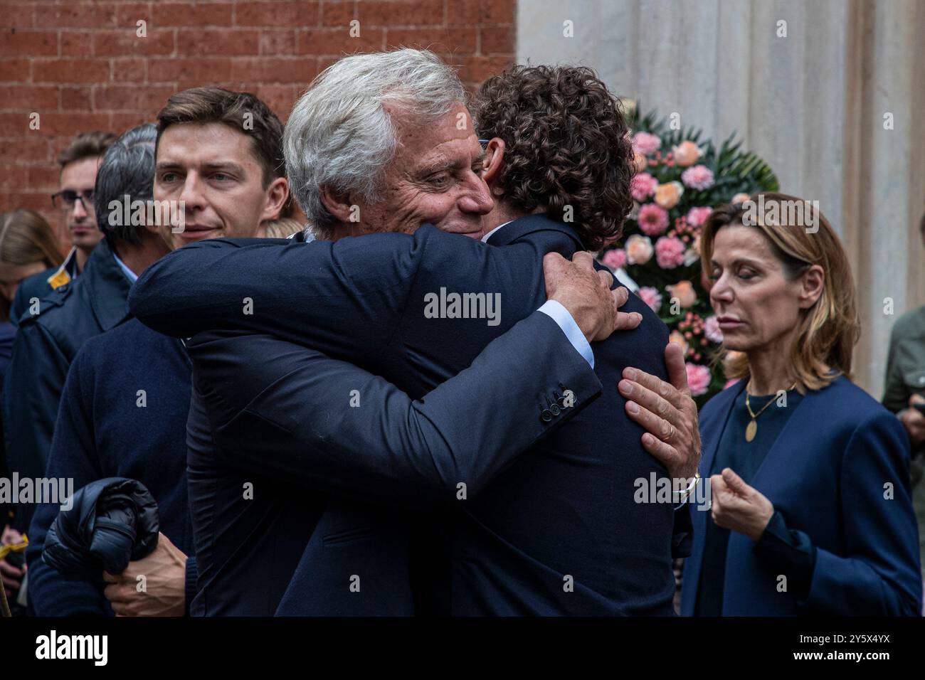 Mailand, Italien. September 2024. Nella foto abbracci tra amici e familiariMilano - Italia - Cronaca - Luned&#xec;, 23 Settembre, 2024 (Foto di Marco Ottico/Lapresse) Beerdigung von Paola Marella Mailand, Italien - Nachrichten - Montag, 23. September 2024 (Foto von Marco Ottico/Lapresse) Credit: LaPresse/Alamy Live News Stockfoto