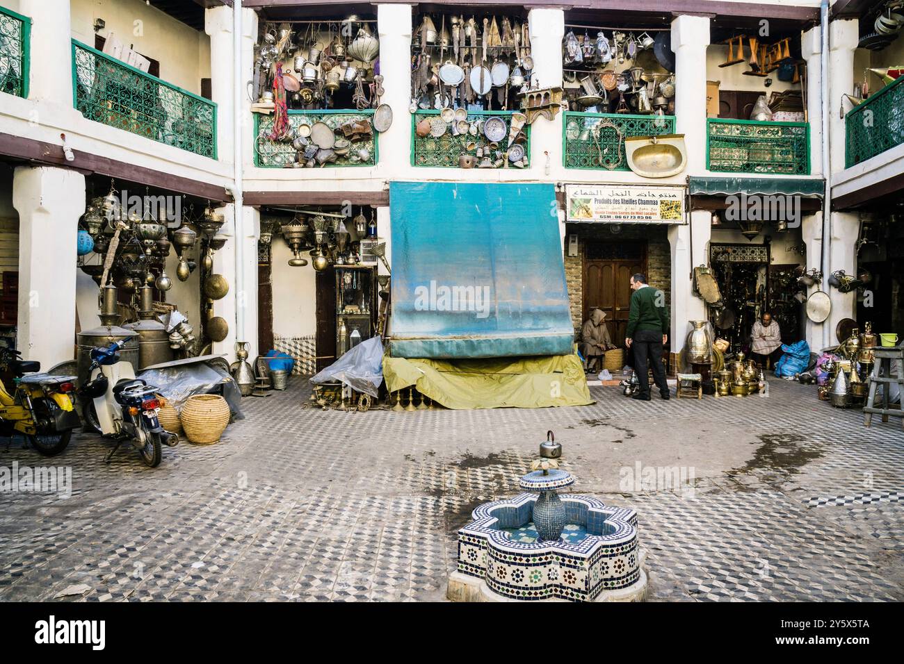 Eine Töpferei in einer alten Karawanserei, Marrakesch Souk, Marokko, Nordafrika, afrikanischer Kontinent Stockfoto