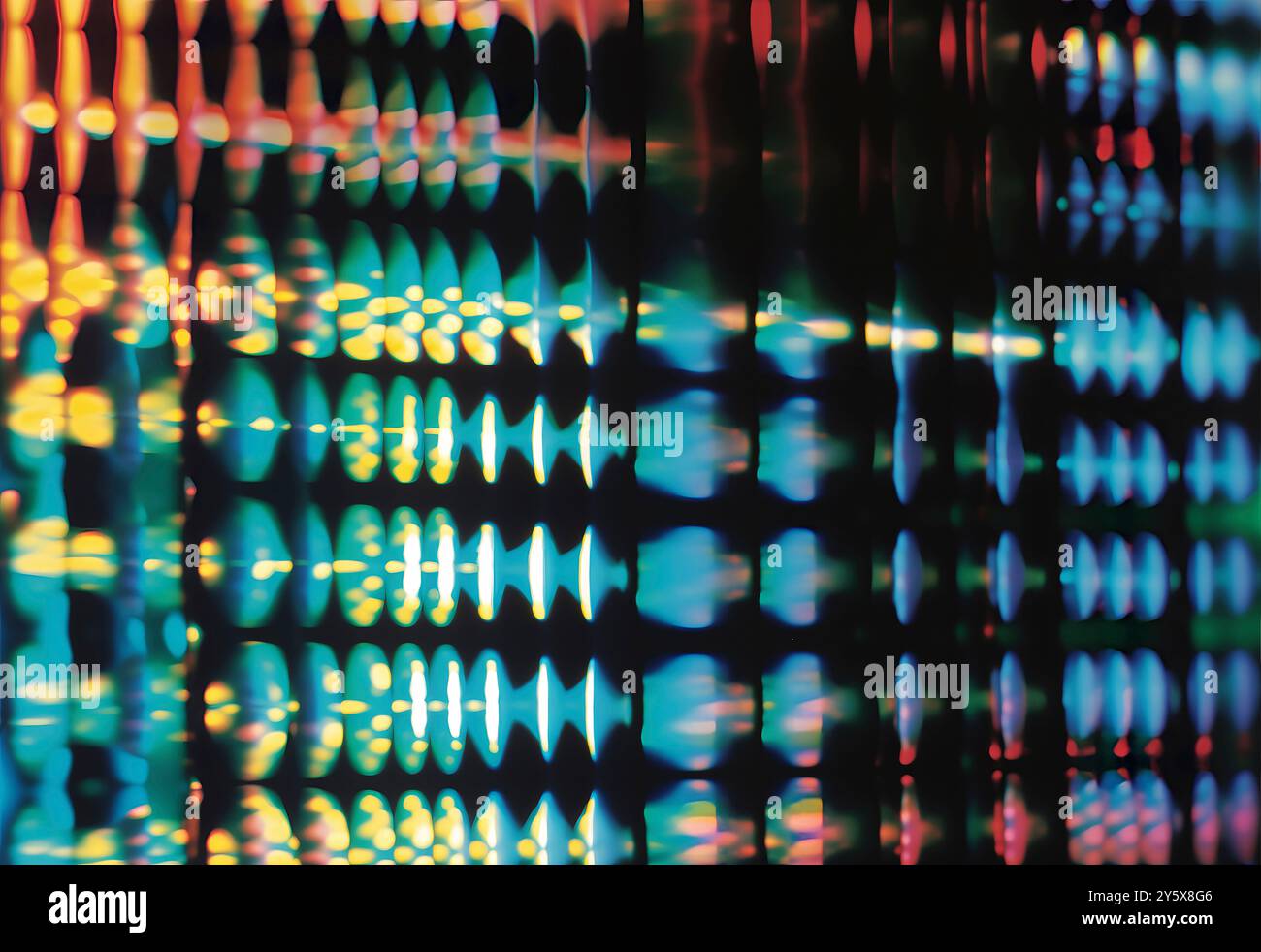 Abstrakte Bokeh-Lichter mit leuchtenden Farben und unscharfem Hintergrund durch strukturiertes Glas. Stockfoto