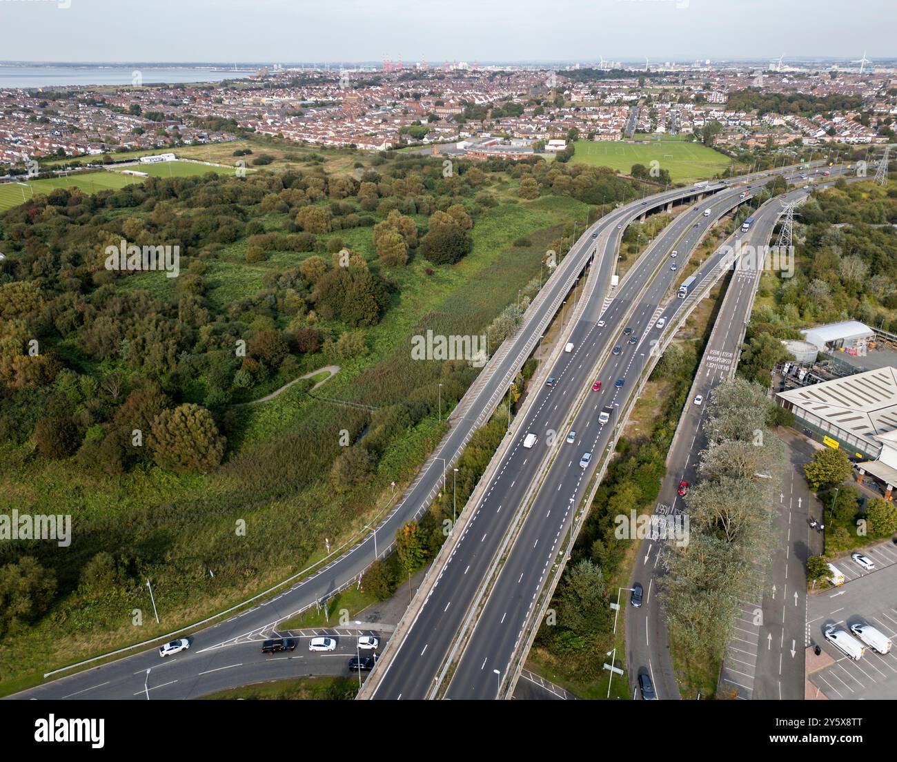 Luftaufnahme der Autobahn M53, Bidston mit Wallasey im Hintergrund, Wirral, Merseyside, England Stockfoto