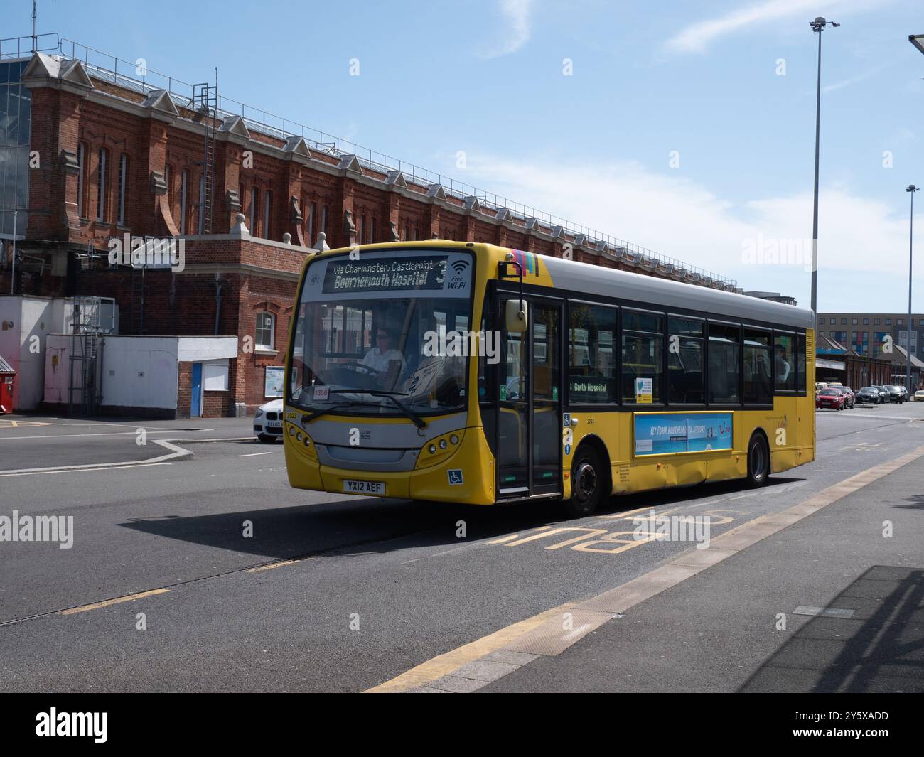 Gelbe Busse Enviro 200 Bus am Bahnhof Bournemouth Stockfoto