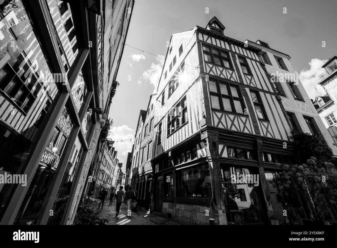 Gut erhaltene, mittelalterliche Fachwerkhäuser im Stadtzentrum von Rouen, Normandie, Nordfrankreich. In Schwarzweiß fotografiert. Stockfoto