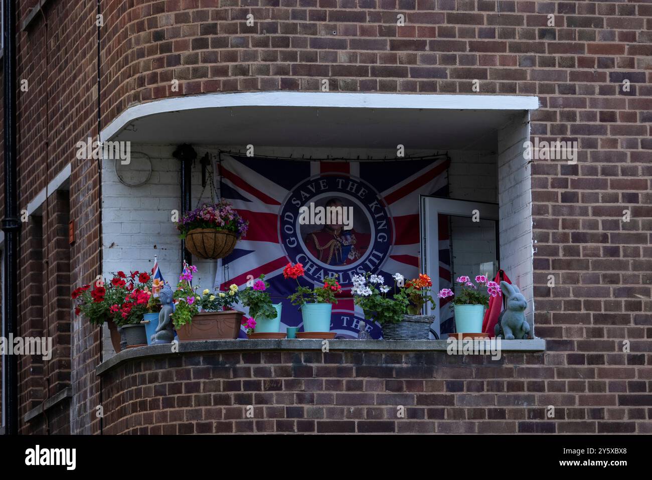 Wohnung mit einer Flagge zu Ehren von König Charles, Homerton District in East london, im Stadtteil Hackney, London, England, Vereinigtes Königreich Stockfoto