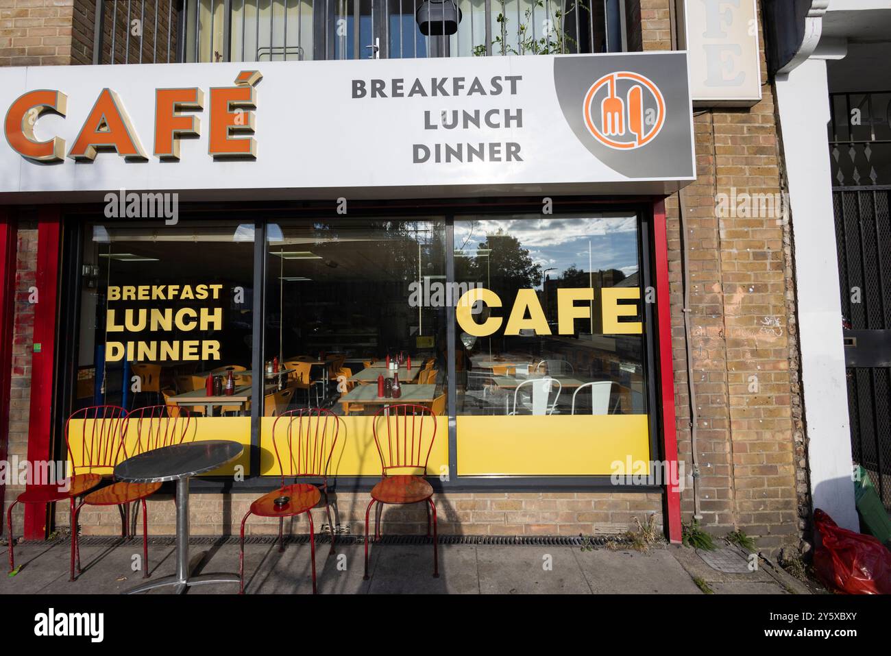 Lokales Café, das Frühstück, Mittag- und Abendessen serviert, im Homerton District in East london, im Stadtteil Hackney, London, England, Großbritannien Stockfoto