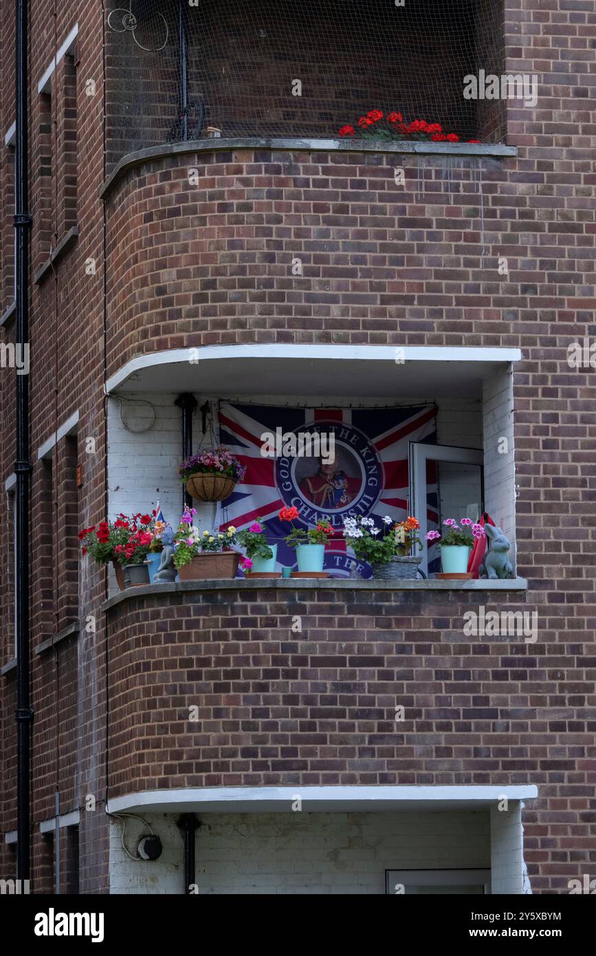 Wohnung mit einer Flagge zu Ehren von König Charles, Homerton District in East london, im Stadtteil Hackney, London, England, Vereinigtes Königreich Stockfoto